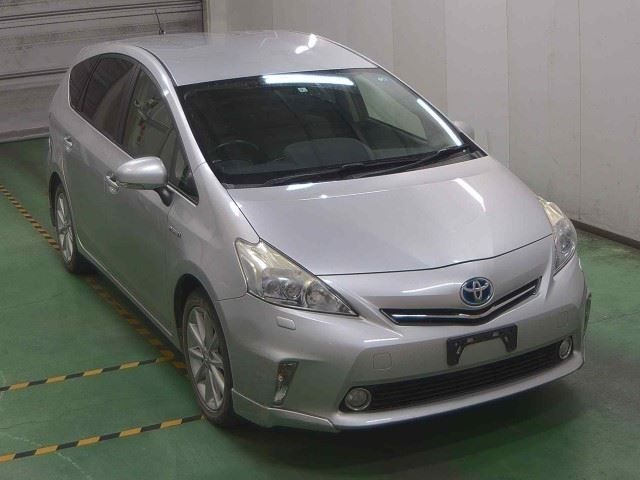 5048 Toyota Prius alpha ZVW41W 2012 г. (JU Niigata)